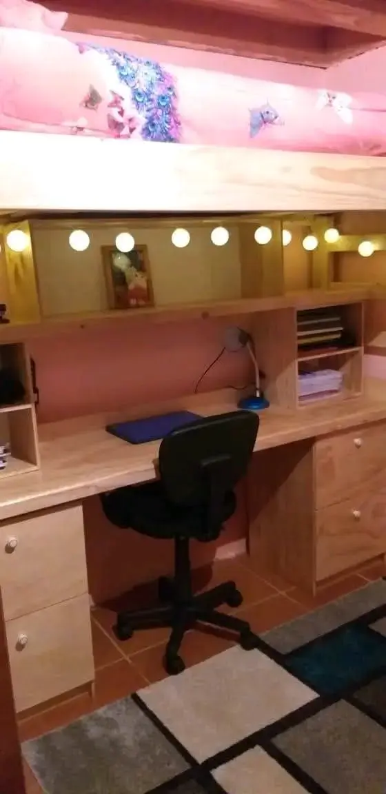 Cama alta con escritorio y estantería de madera - 1
