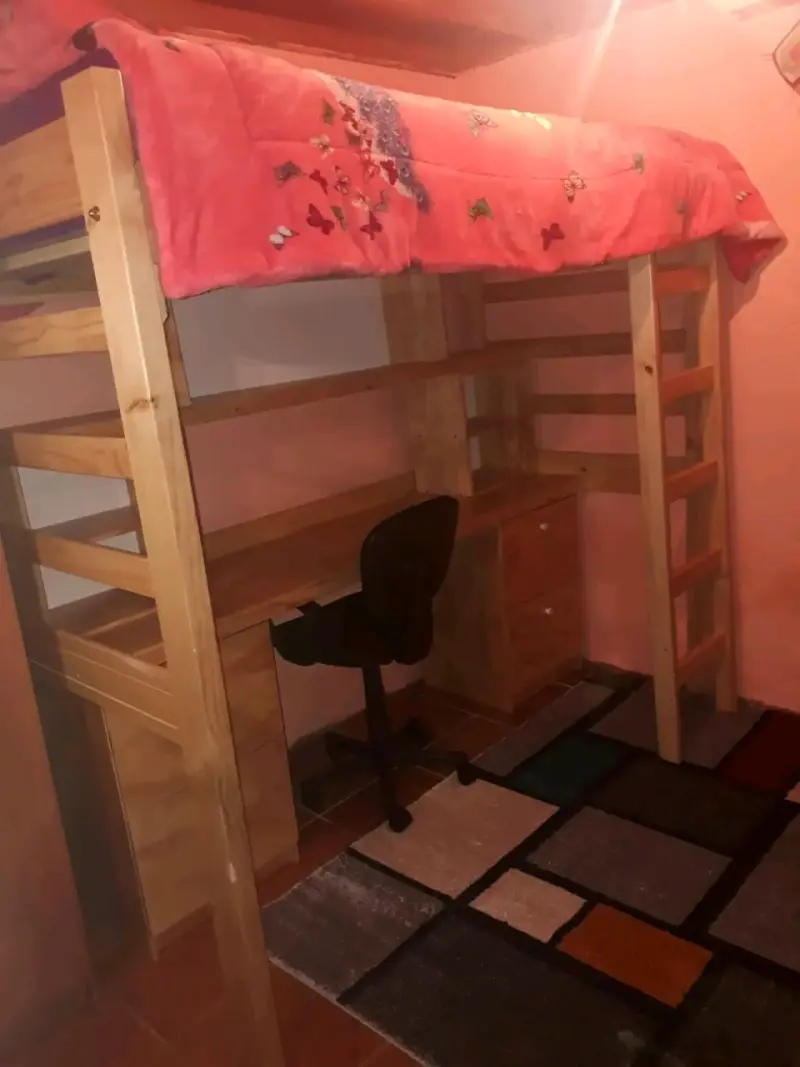 Cama alta con escritorio y estantería de madera - 2