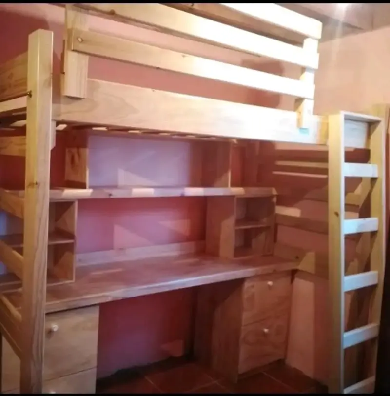 Cama alta con escritorio y estantería de madera - 3