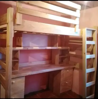 Cama alta con escritorio y estantería de madera - miniatura 3