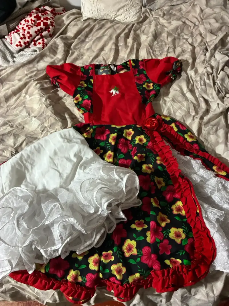 Vestido típico chileno con flores y enagua - 1