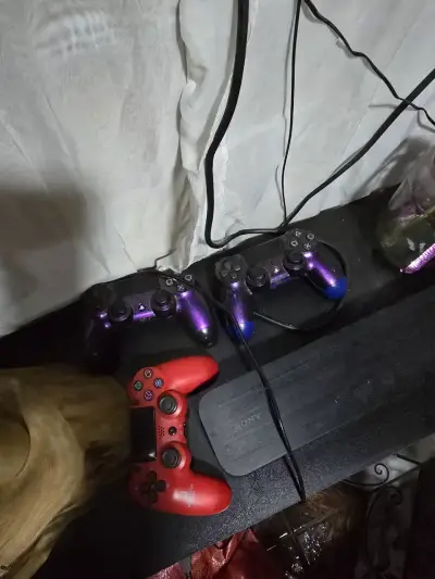 Consola PS4 con tres juegos y tres controles - miniatura 1