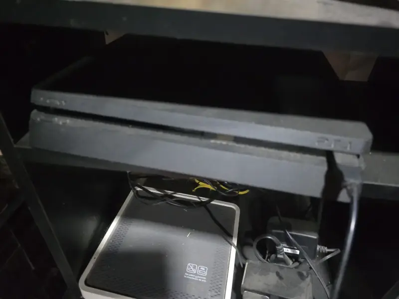 Consola PS4 con tres juegos y tres controles - 2