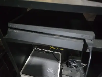 Consola PS4 con tres juegos y tres controles - miniatura 2