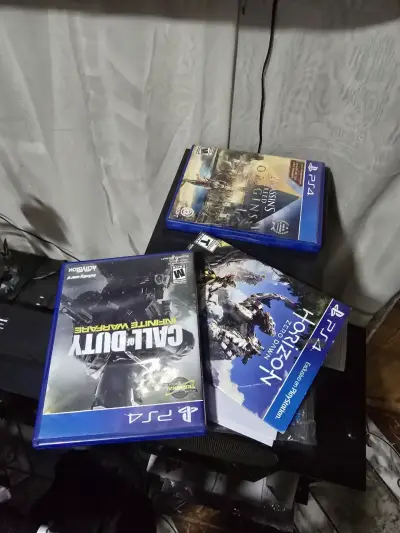 Consola PS4 con tres juegos y tres controles - miniatura 3
