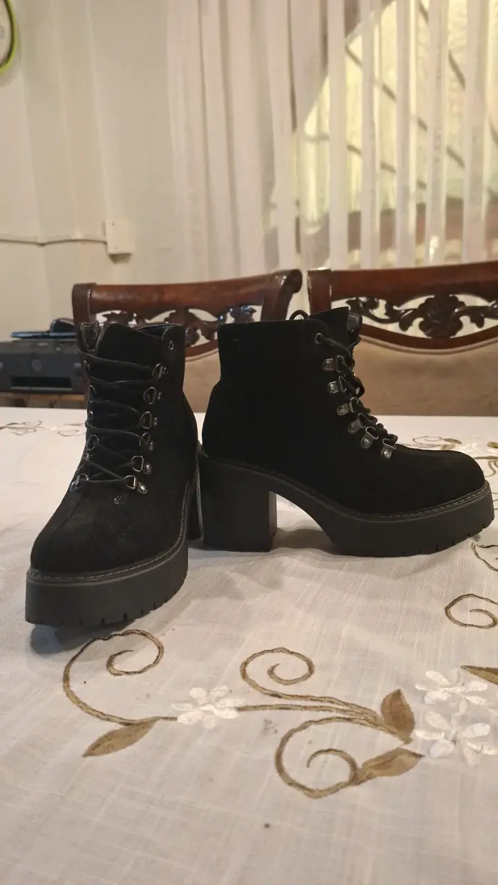 Botines negros de tacón grueso para mujer