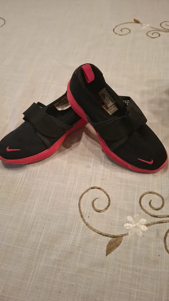 Zapatillas deportivas negras con suela roja Nike