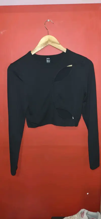 Top negro con diseño recortado Shein - miniatura 1