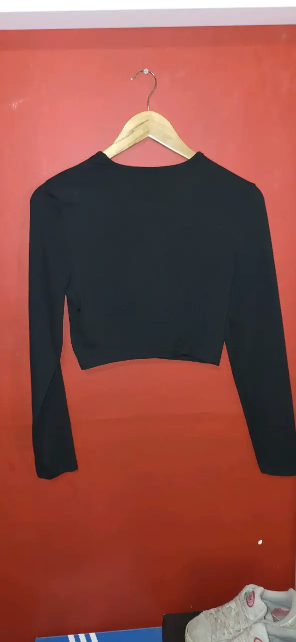 Top negro con diseño recortado Shein - 2