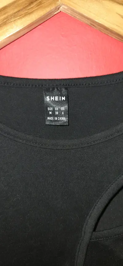 Top negro con diseño recortado Shein - miniatura 3