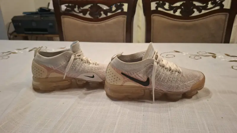 Zapatillas deportivas Nike beige con suela transparente