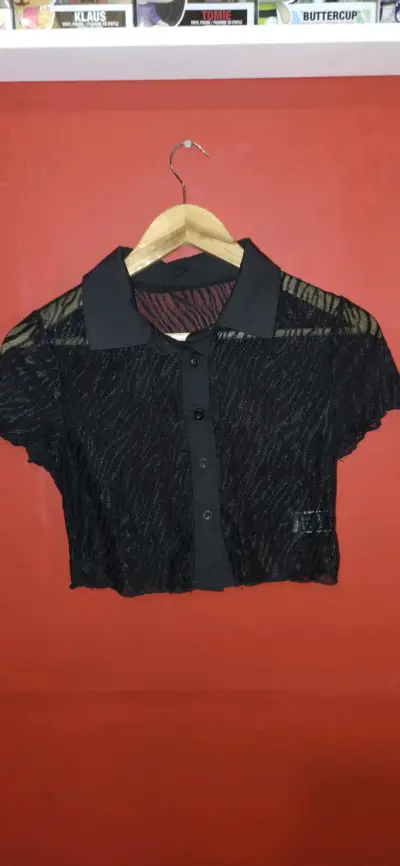 Blusa corta negra de encaje Shein - miniatura 1