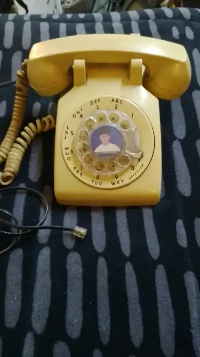Teléfono antiguo de disco amarillo - miniatura 1