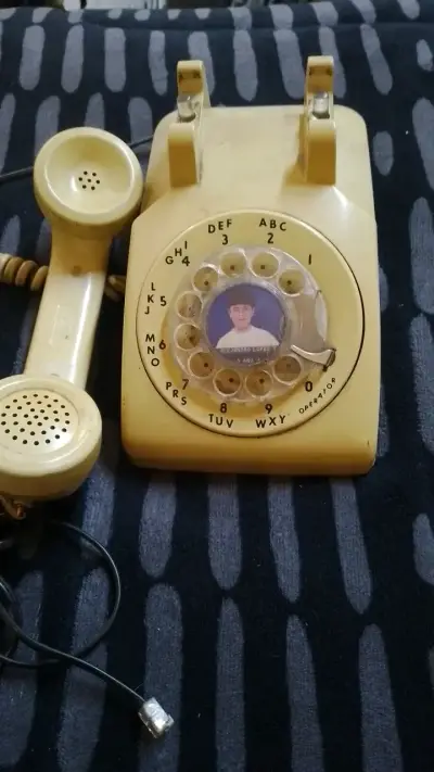 Teléfono antiguo de disco amarillo - miniatura 2