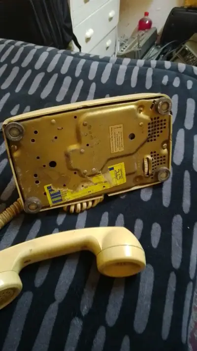 Teléfono antiguo de disco amarillo - miniatura 3