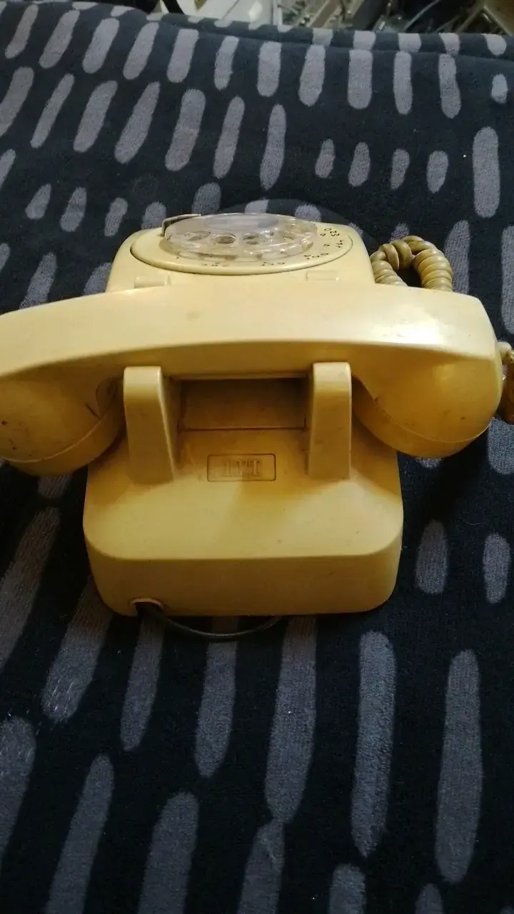 Teléfono antiguo de disco amarillo - 4