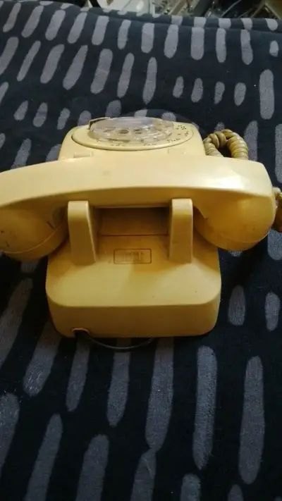 Teléfono antiguo de disco amarillo - miniatura 4