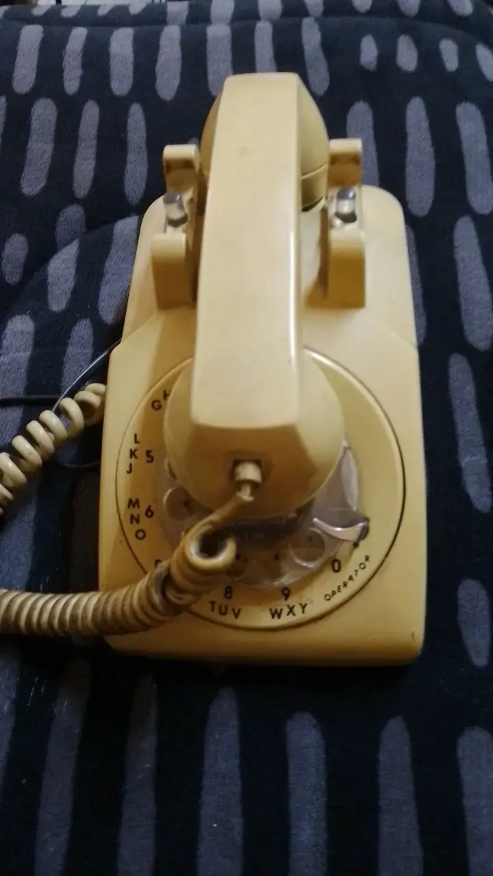 Teléfono antiguo de disco amarillo - 5