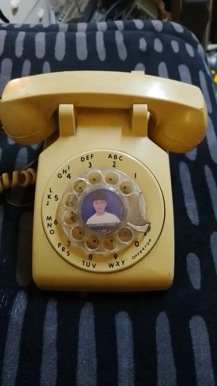 Teléfono antiguo de disco amarillo - 6