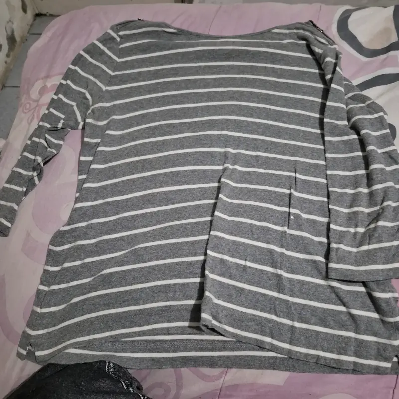 Polera de rayas gris y blanca para mujer