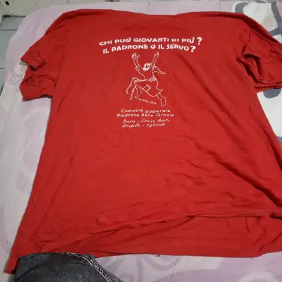 Polera roja con diseño gráfico B&C Collection - miniatura 1