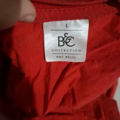 Polera roja con diseño gráfico B&C Collection - miniatura 2