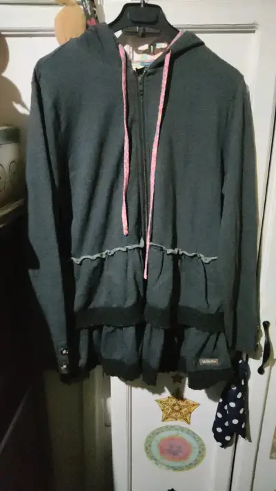 Chaqueta con capucha gris oscuro y detalles florales - miniatura 1