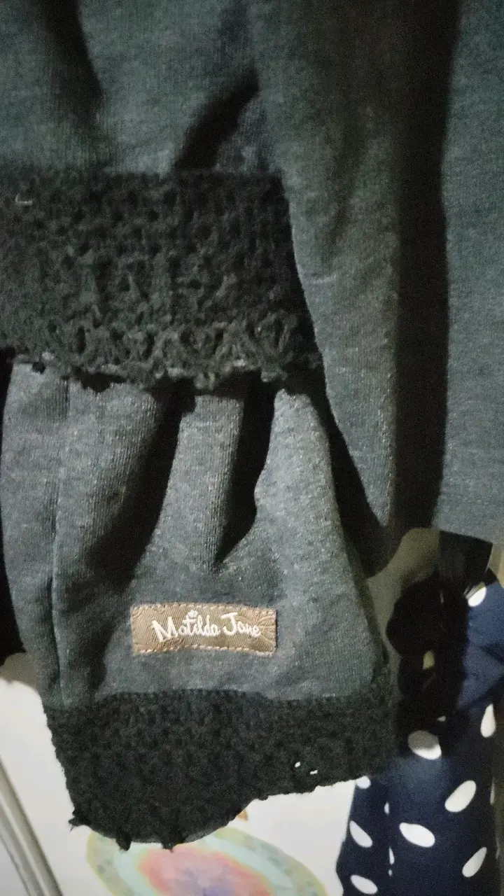 Chaqueta con capucha gris oscuro y detalles florales - 2