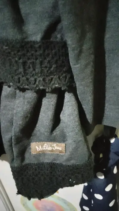 Chaqueta con capucha gris oscuro y detalles florales - miniatura 2