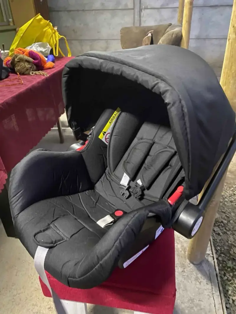Silla de Auto para Bebé Negra con Capota