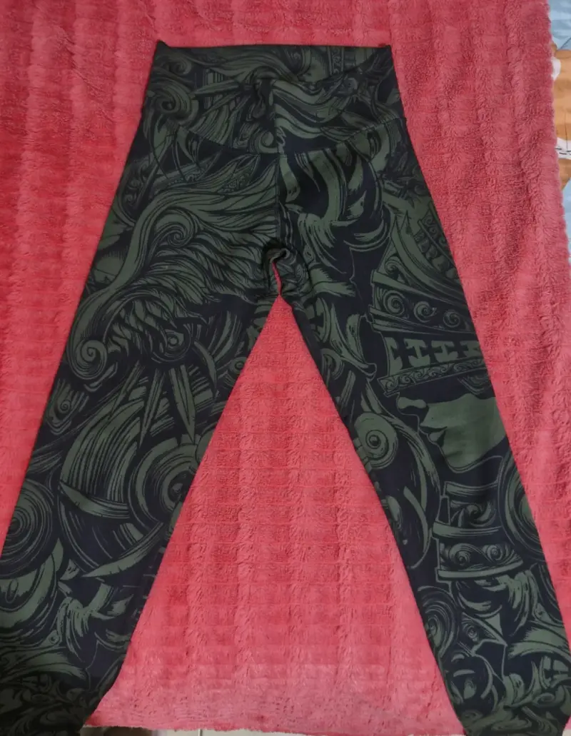Leggings deportivos con diseño tribal verde y negro - 1