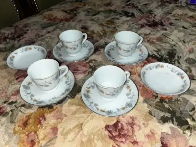 Juego de Tazas de Té de Porcelana con Diseño Floral - miniatura 1