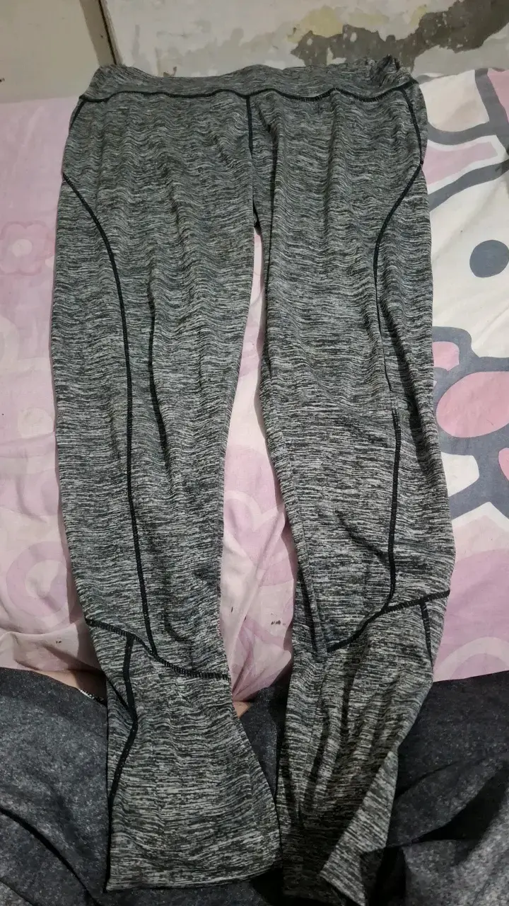 Pantalones deportivos grises con detalle - 1
