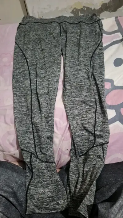 Pantalones deportivos grises con detalle - miniatura 1