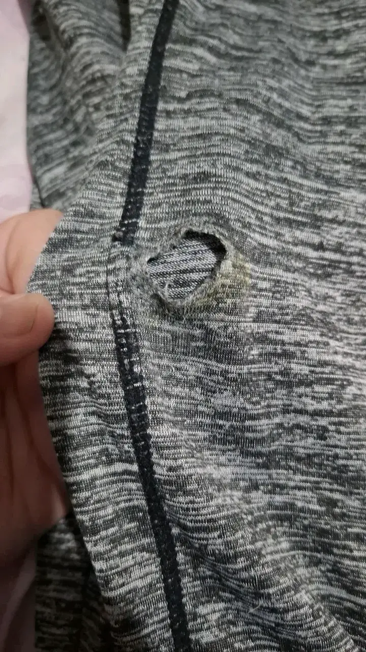 Pantalones deportivos grises con detalle - 2