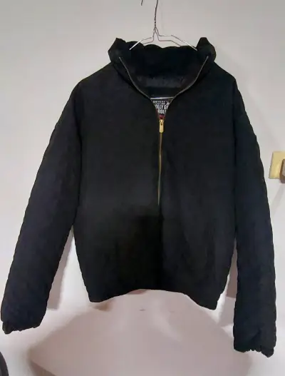 Chaqueta acolchada negra con cierre - miniatura 1