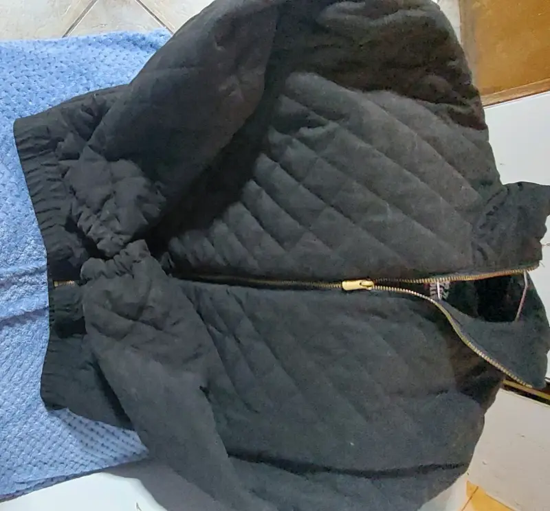 Chaqueta acolchada negra con cierre - 2