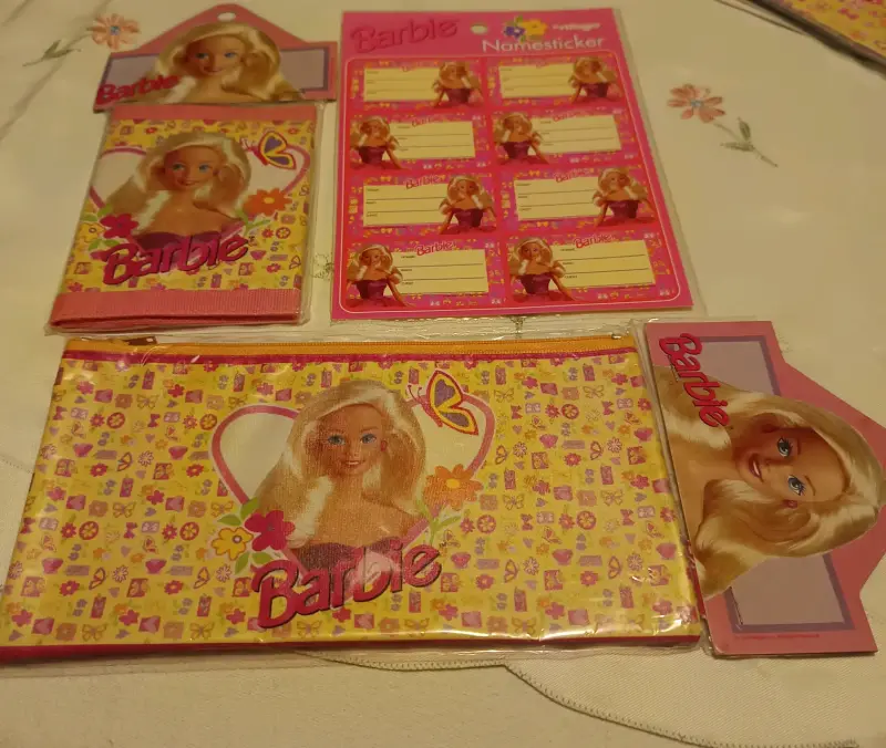 Set Barbie village billetera, estuche y stickers - 1