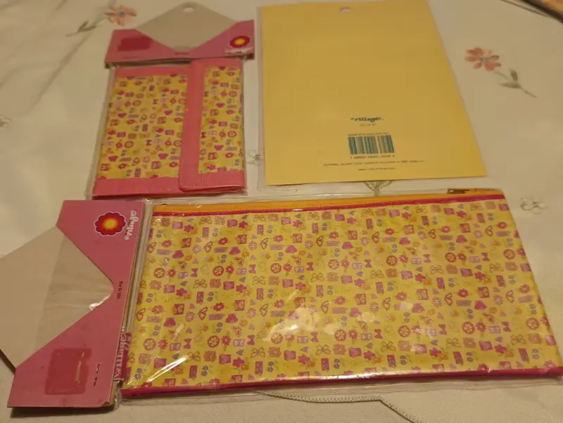 Set Barbie village billetera, estuche y stickers - 2