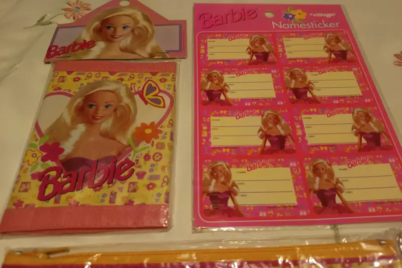 Set Barbie village billetera, estuche y stickers - 3