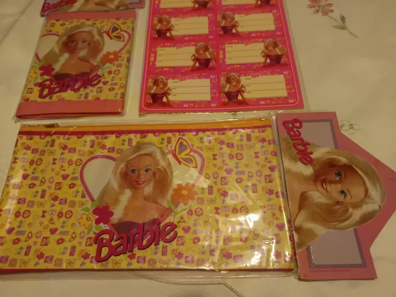 Set Barbie village billetera, estuche y stickers - 4