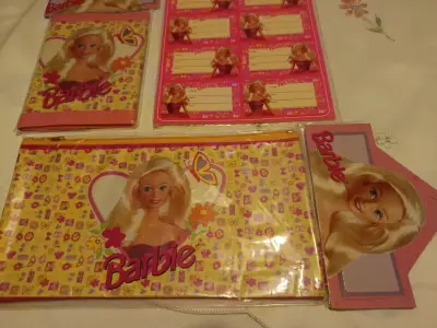 Set Barbie  village billetera, estuche  y stickers - miniatura 4