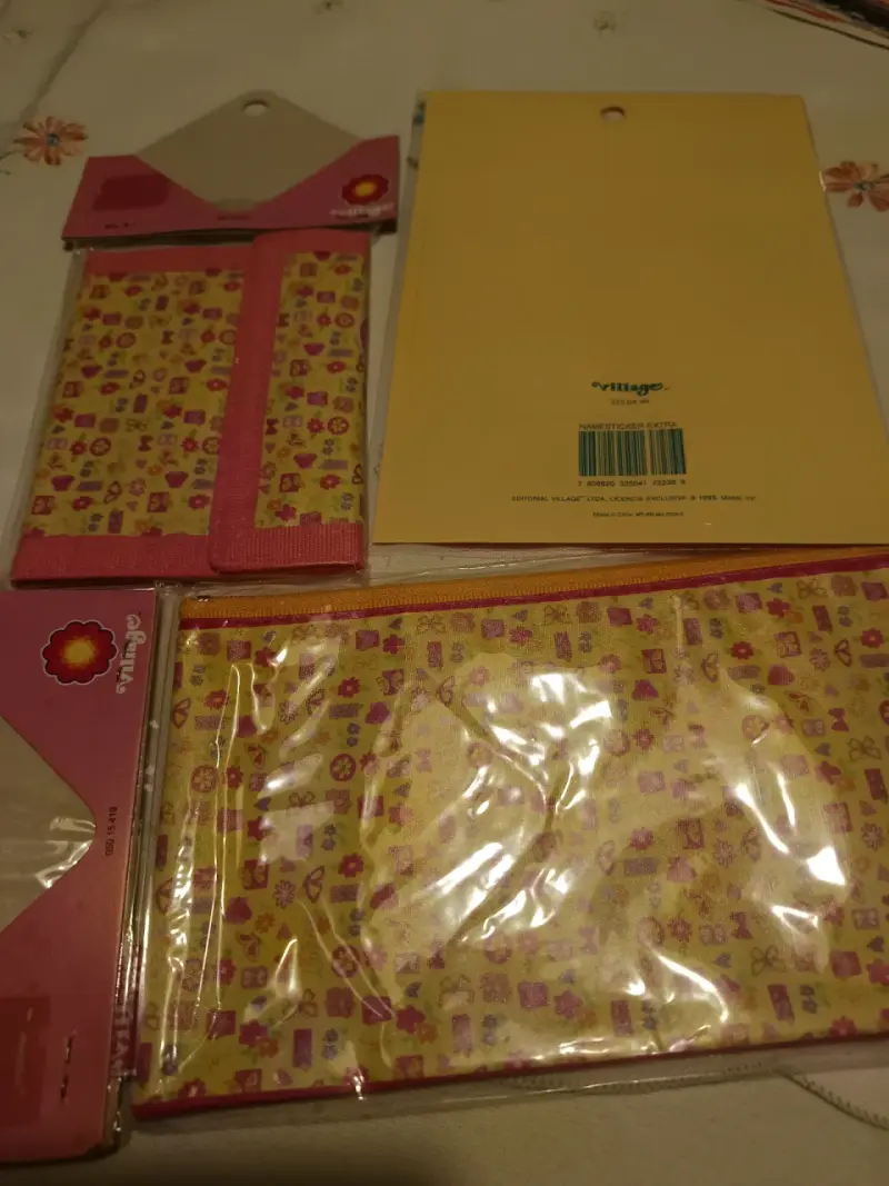 Set Barbie village billetera, estuche y stickers - 5