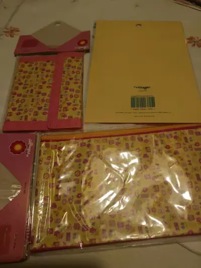 Set Barbie  village billetera, estuche  y stickers - miniatura 5