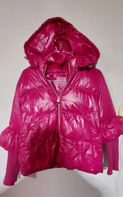 Chaqueta acolchada fucsia con capucha - miniatura 1