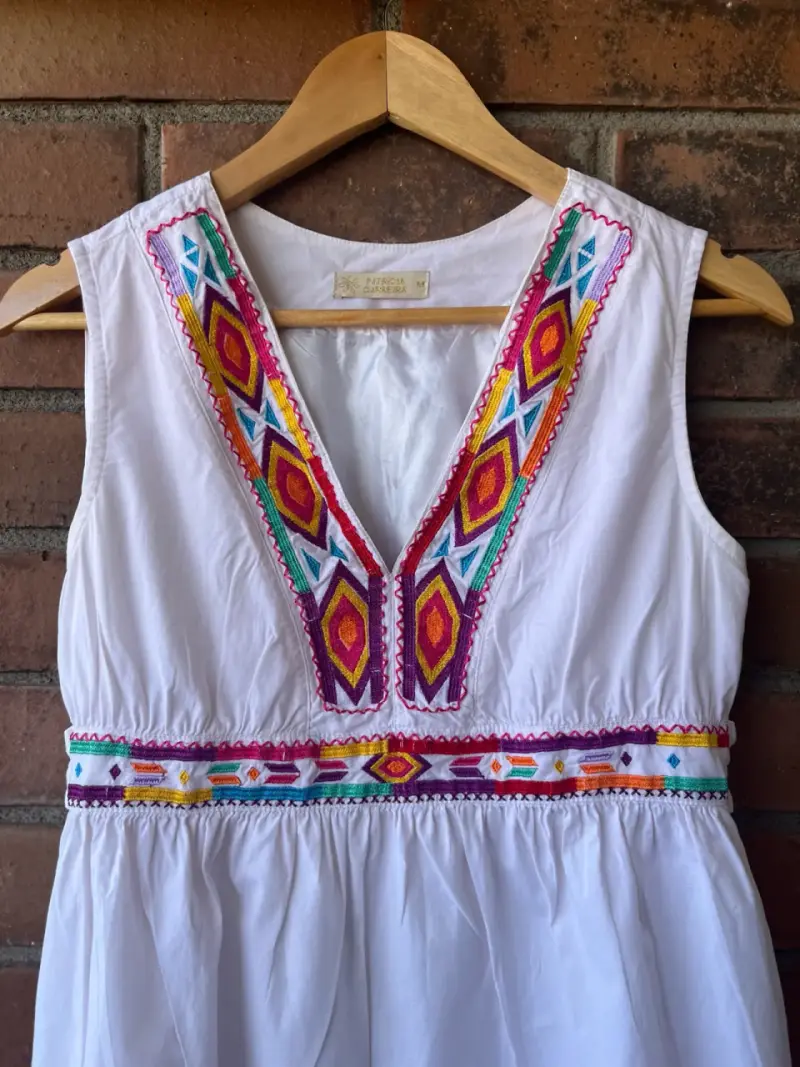 Vestido blanco con bordado étnico Patricia Carreira - 6