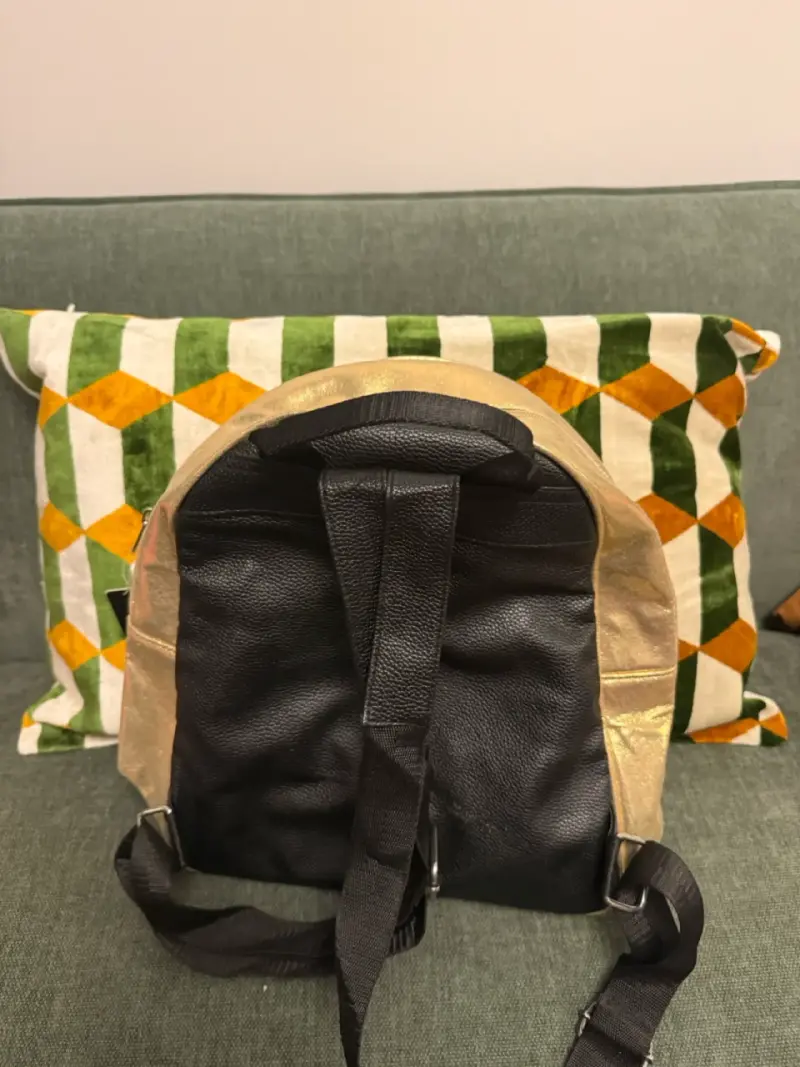 Mochila dorada de cuero sintético - 2