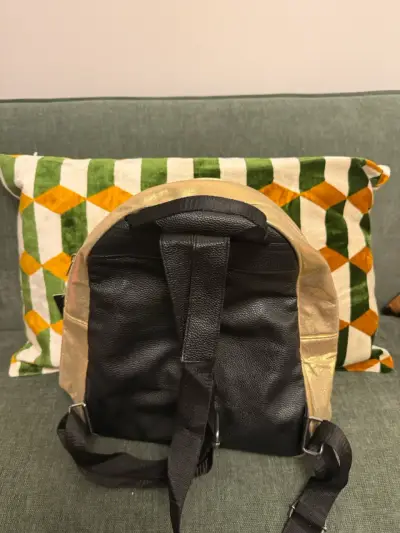 Mochila dorada de cuero sintético - miniatura 2
