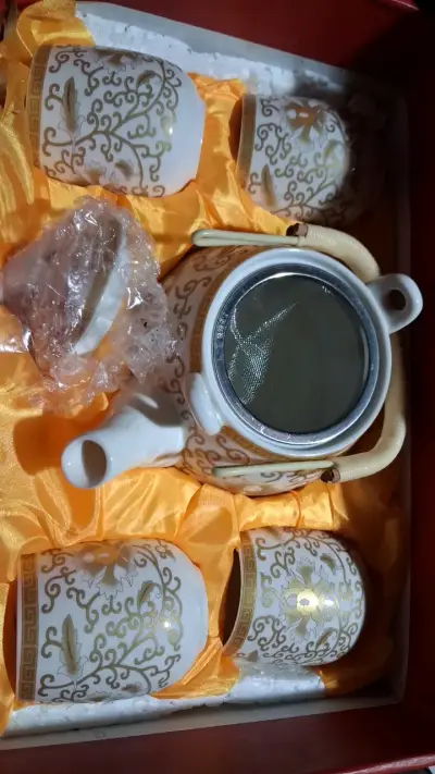 Juego de té de porcelana con diseño dorado - miniatura 1