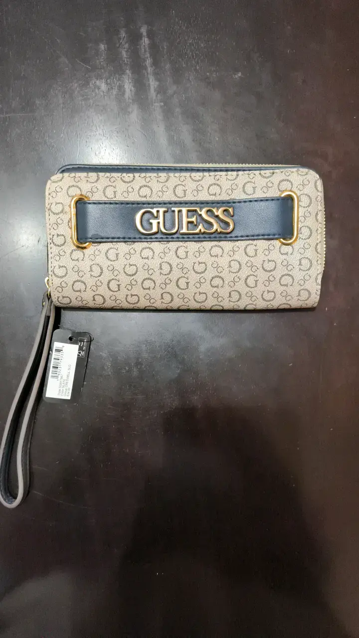 Billetera Guess beige con logo y cierre - 1